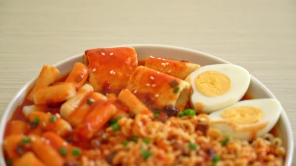 Fideos Instantáneos Coreanos Con Pastel Arroz Coreano Pastel Pescado Huevo — Vídeos de Stock