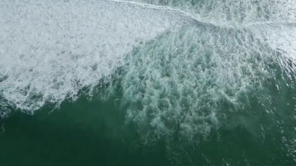 ビーチでクラッシュする強力な海の波の長い空中トップダウン 4Kドローンショット — ストック動画