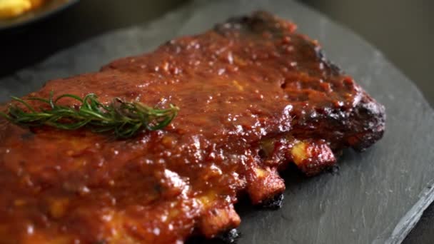 Costillas Cerdo Parrilla Barbacoa Con Salsa Barbacoa — Vídeos de Stock