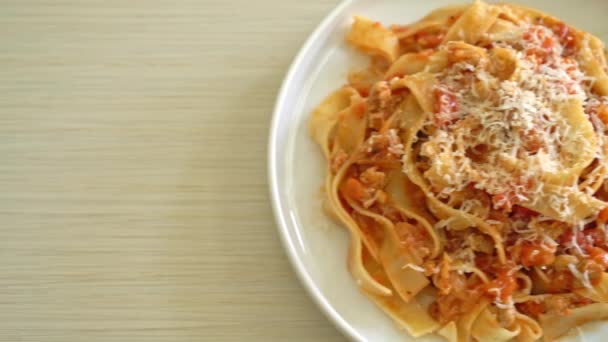 Fettuccine Pasta Fatte Casa Bolognese Con Formaggio Stile Gastronomico Italiano — Video Stock