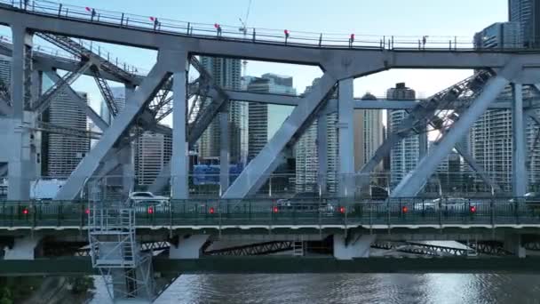 Letecké Záběry Brisbane City Story Bridge Pořízené Při Západu Slunce — Stock video