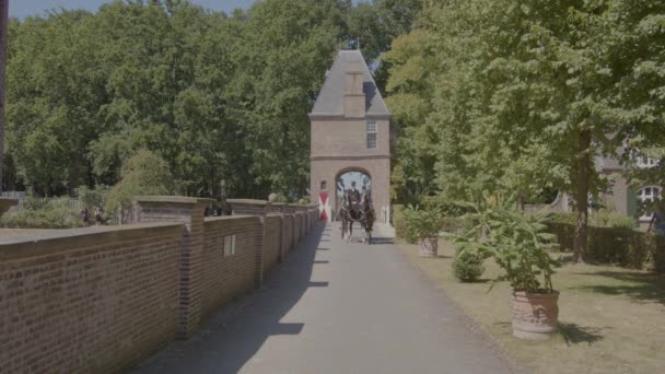Weite Sicht Auf Alte Pferdekutschen Die Durch Das Alte Burgtor — Stockvideo