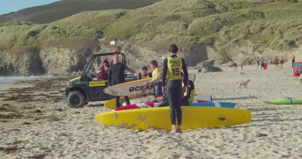 Nastolatki Przygotowują Się Swoimi Deskami Surfingowymi Aby Pobiec Morza Instrukcją — Wideo stockowe