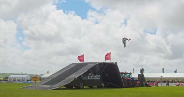 Royal Cornwall Show Boldddog Fmx Freestyle Riders Jumping High Ramp — Αρχείο Βίντεο