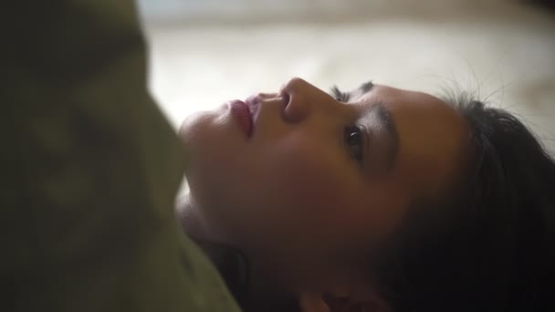 美丽的年轻女子躺在地上看起来沮丧而孤独 Sideview Closeup — 图库视频影像