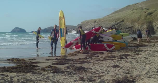 Jovens Surfistas Clube Salvamento Praticam Longo Praia Com Seus Conselhos — Vídeo de Stock