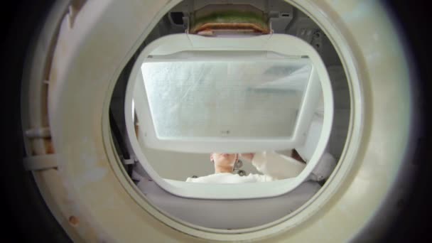 Perempuan Membuka Lid Looking Washing Machine Sudut Rendah — Stok Video