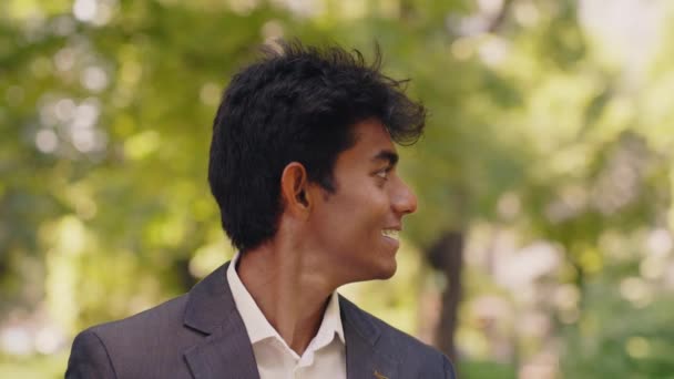 Szczęśliwy Entuzjastyczny Młody Biznesmen Uśmiechnięty Zewnątrz Parku Miasta Statyczne — Wideo stockowe