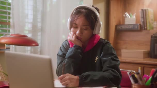 Young Girl Escuchando Música Con Auriculares Mientras Escribe Cuaderno Cerca — Vídeos de Stock