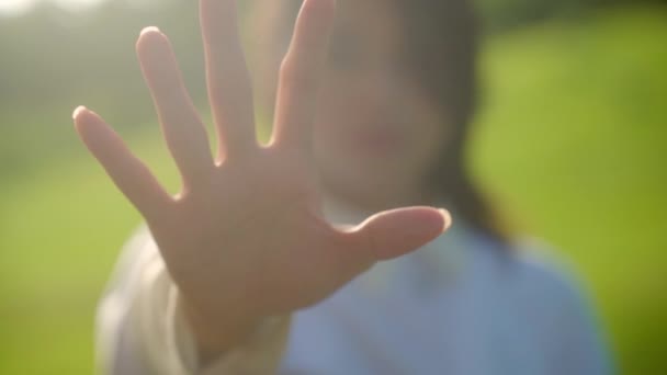 Открытая Рука Женщины Улице Сжимает Сжимает Кулак Крупный План Селективный — стоковое видео