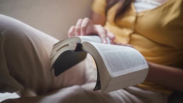 Невідома Жінка Читає Біблію Вдома Крупним Планом — стокове відео