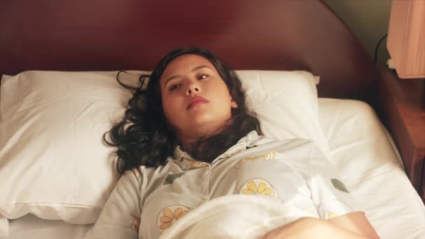 Asiatic Frumos Femeie Trezit Dimineață Dormitor Close — Videoclip de stoc