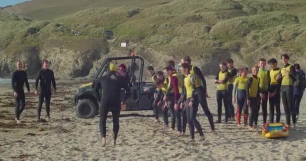 Jóvenes Corren Hacia Agua Perranporth Desde Club Salvavidas Cornwall — Vídeos de Stock