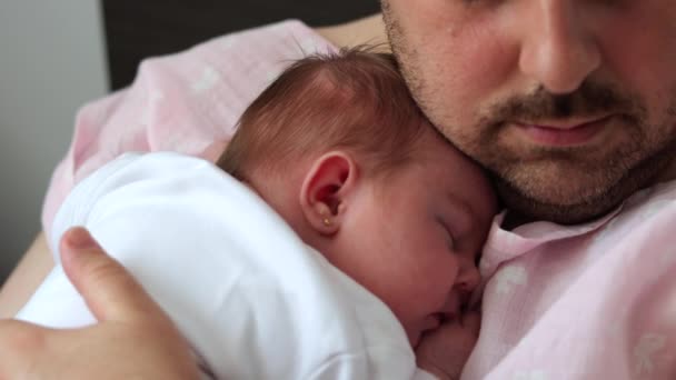아기가 가슴에서 아기를 아버지의 모습을 클로즈업 — 비디오