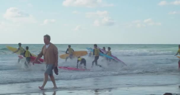 Group Young Teenagers Children Run Sea Perranporth Beach Practicing Surfboards — Stock Video