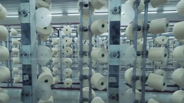 Industriële Textielindustrie Textielindustrie Garens Die Machine Lopen Geautomatiseerde Garenproductie Moderne — Stockvideo