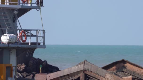 Escavatore Estrarre Sabbia Fango Dall Oceano Ripulire Harbour Channel Colpo — Video Stock