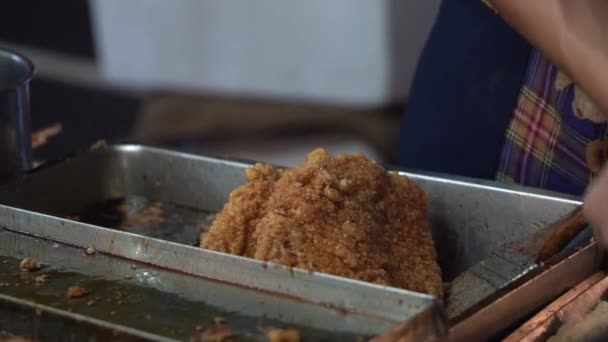 Mel Saboroso Cozinhando Frango Frito Revestido Andamento Chef Mergulhando Filé — Vídeo de Stock