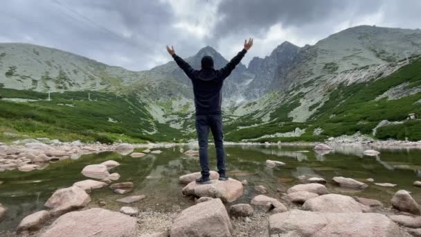 スロバキア ロムニカのピークの高いタトラ山脈の眺めで腕を探索する男 — ストック動画