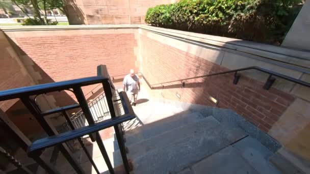 Mann Läuft Treppe Auf Campus Hinauf — Stockvideo