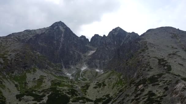 高いタトラ スロバキアの山のピークとロムニカの頂上の広い角度ビュー — ストック動画