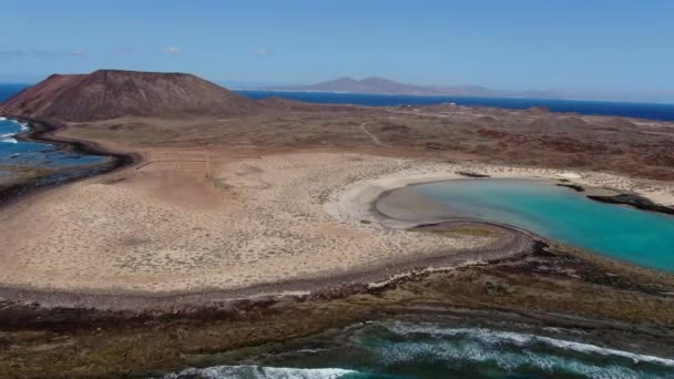 海岸や狼島のラ コンチャのビーチで空中で撮影されました カナリア諸島の鳥の自然保護区です スペイン — ストック動画