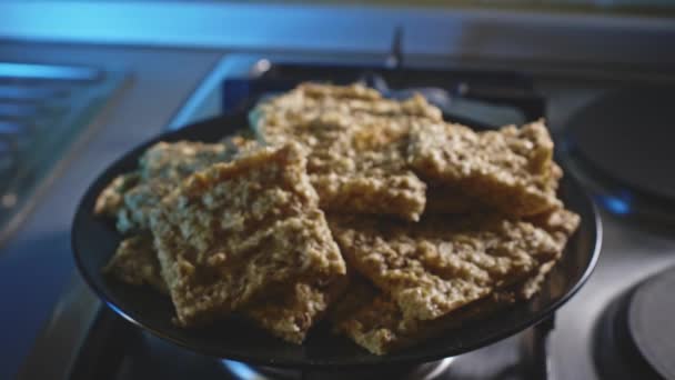 Nybakad Havre Och Ostmellanmål Tallrik Närbild Rack Fokus — Stockvideo