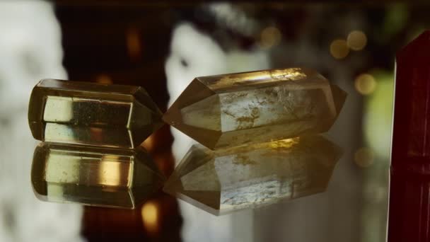 Een Spiegelplaat Zijn Drie Kristallen Zien Achtergrond Het Silhouet Van — Stockvideo