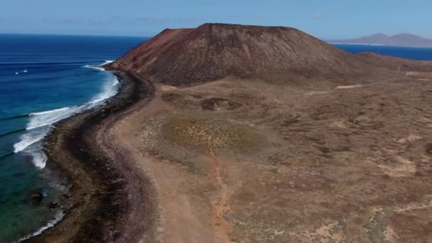 晴れた日に素晴らしい空中撮影をし カナリア諸島のオオカミの島の火山に近づく 自然保護区です — ストック動画