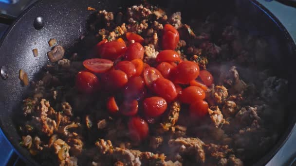 Tavada Pişmiş Hindi Etine Taze Vişne Domatesleri Ekliyorum Yüksek Proteinli — Stok video