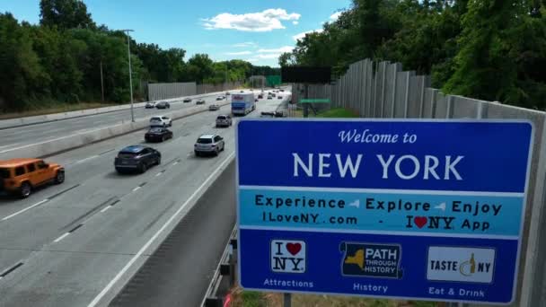 Willkommen Staat New York Wegweiser Entlang Der Autobahn Steigende Antenne — Stockvideo