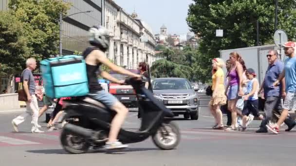 Groupe Personnes Traversant Route Pendant Circulation Achalandée Tbilissi Géorgie — Video