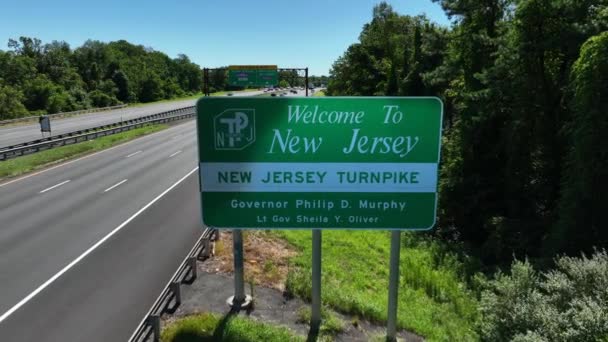 Bienvenido Nueva Jersey Señal Tráfico Largo Turnpike Con Tráfico Coches — Vídeos de Stock