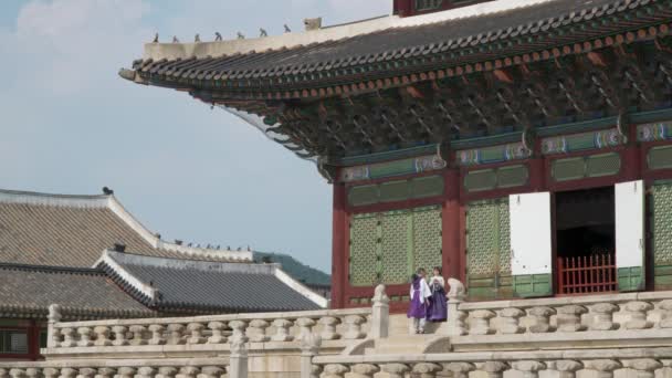 Hombre Mujer Con Ropa Tradicional Coreana Hanbok Inclinándose Saludándose Unos — Vídeos de Stock