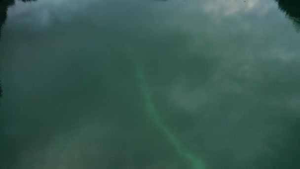 見事な湖のプラグのエメラルド水に縛られたボート 航空便 — ストック動画