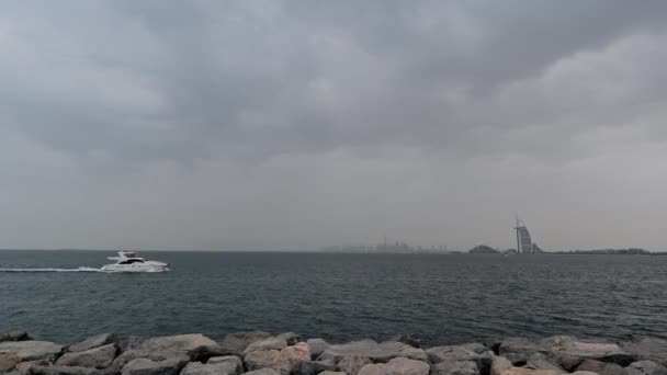 Uno Yacht Lusso Che Naviga Nel Mare Palm Jumeira Verso — Video Stock