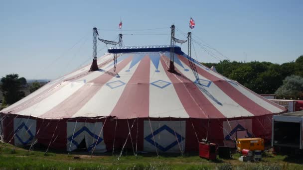 Καρναβάλι Τσίρκο Σκηνή Μεγάλη Κορυφή Στην Παραλία Βρετανικές Σημαίες — Αρχείο Βίντεο
