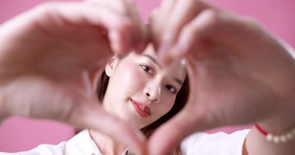 Ung Asiatisk Kvinna Attraktiv Brunett Känner Kärlek Och Glad Samtidigt — Stockvideo