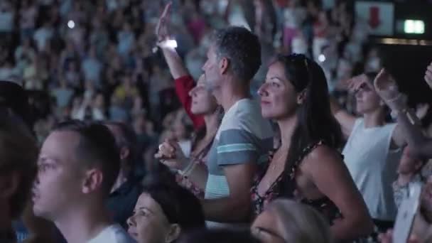 Donna Mezza Età Applaudire Mani Una Grande Folla Concerto Avendo — Video Stock