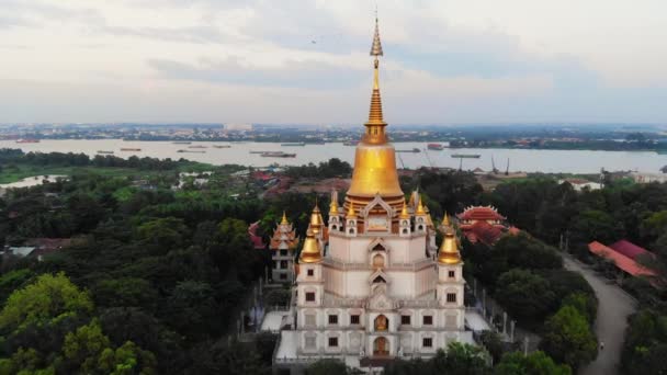 Incrivelmente Belo Templo Dourado Santuário Budista Cidade Chi Minh Drone — Vídeo de Stock