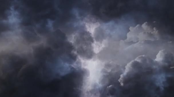 Donkere Wolken Onweersbuien Met Flitsen Van Bliksem Knipperen — Stockvideo