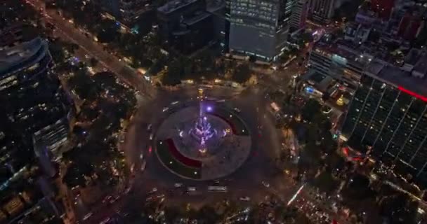 墨西哥城空中飞鸟第1版的落体鸟瞰着被照亮的独立天使 俯仰揭示了黄昏时市中心的城市景观 与Mavic Cine一起被射中 2021年12月 — 图库视频影像