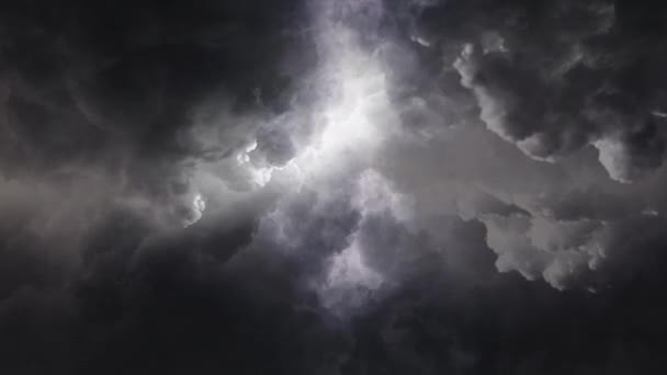 Σκούρα Συσσωρευμένα Σύννεφα Και Αστραπές Χτυπούν Στον Ουρανό — Αρχείο Βίντεο