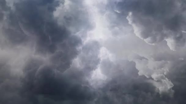 Nubes Oscuras Una Tormenta Produce Dentro Del Cielo Oscuro — Vídeo de stock