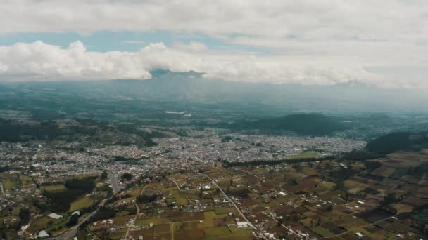 Город Отавало Против Облачного Неба Эквадоре Панорамный Вид Воздуха — стоковое видео