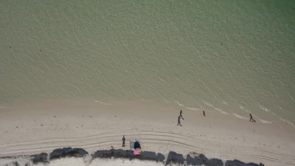 Φορτηγά Που Εισέρχονται Στη Χειμερινή Θάλασσα Από Sandy Beach Aerial — Αρχείο Βίντεο