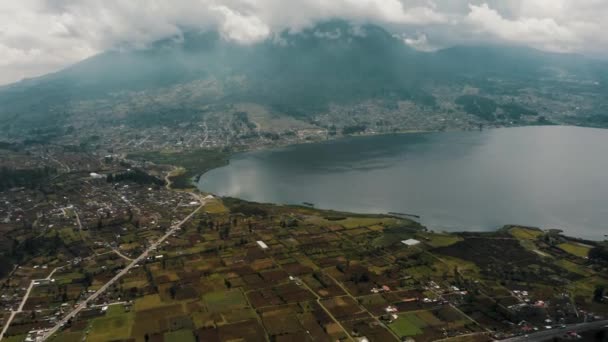 エクアドルの曇りの日にサンパブロ湖とインバブラ火山 ドローンショット — ストック動画
