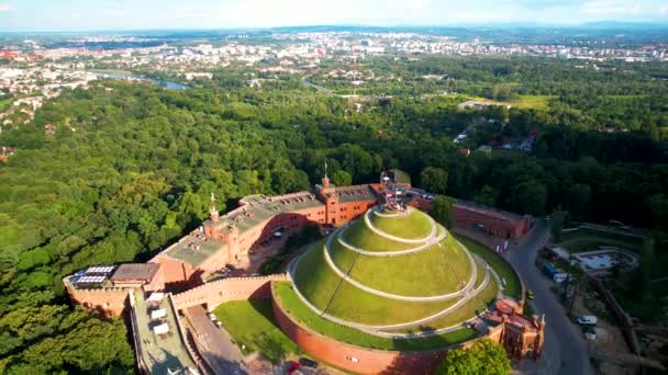 ポーランドのクラクフにある著名なコシウツコ古墳博物館の空中パノラマビュー — ストック動画