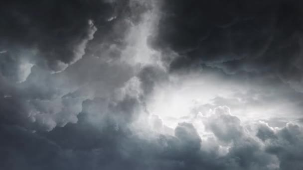 Donkere Wolken Een Bliksemflits — Stockvideo