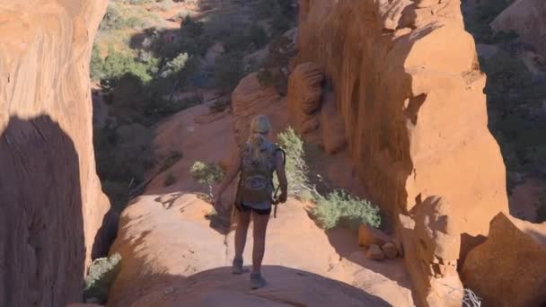 Ung Blond Kvinna Vandrar Ner Slät Klippformation Arches National Park — Stockvideo